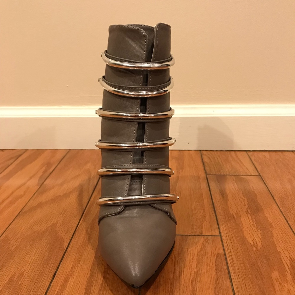 NWT Dollhouse grey and silver bootie - Size 9 - Picture 4 of 8